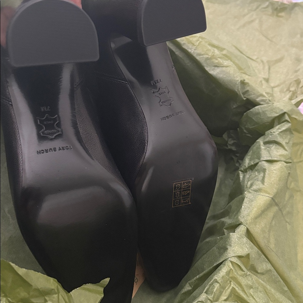 Tory Burch Black banana heel Leather Chelsea Booties with Gold Logo - Picture 4 of 4
